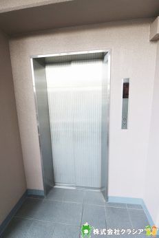 重い荷物でも、高階層でも、エレベーター付マンションなら階段の上がり下がりが不要なので短時間でお部屋へ行くことができますね。（2019年9月撮影）