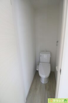 1階トイレです。快適な温水清浄便座付。いつも使うトイレだからこそ、こだわりたいポイントです（2023年2月撮影）