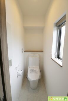 2階トイレです。自然換気ができる小窓から自然な光が射し込みます。（2023年4月撮影）