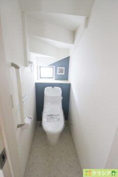1階トイレです。壁には手すりが付いており、足腰が悪い方やご年配の方にも利用しやすく嬉しいですね（2023年7月撮影）