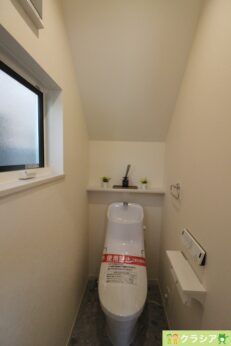 1階トイレです。自然換気ができる小窓から自然な光が射し込みます。（2023年9月撮影）
