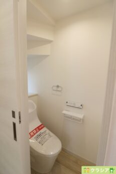 1階トイレです。快適な温水清浄便座付。いつも使うトイレだからこそ、こだわりたいポイントです（2023年9月撮影）