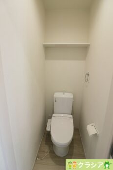 2階トイレです。壁には収納スペースがあり、トイレットペーパーや芳香剤などを置くのに便利ですね（2023年12月撮影）
