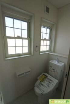 2階トイレです。自然換気ができる小窓から自然な光が射し込みます。（2023年12月撮影）