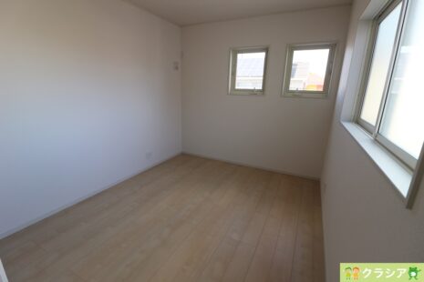 2階北側6帖の洋室ですシンプルな室内はインテリアのアレンジでお部屋の印象が変わりますね（2023年12月撮影）