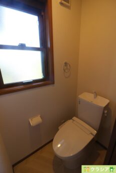 2階トイレです。自然換気ができる小窓から自然な光が射し込みます。（2024年1月撮影）