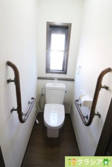 1階トイレです。壁には手すりが付いており、足腰が悪い方やご年配の方にも利用しやすく嬉しいですね（2024年1月撮影）