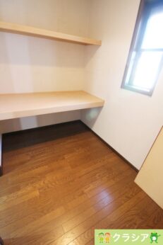 ２階の納戸です。納戸は収納スペースとしてはもちろん、趣味のお部屋や書斎としてもお使いいただけます（2024年1月撮影）