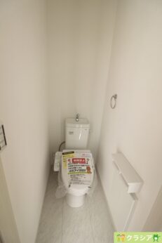 2階トイレです。快適な温水清浄便座付。いつも使うトイレだからこそ、こだわりたいポイントです（2024年1月撮影）
