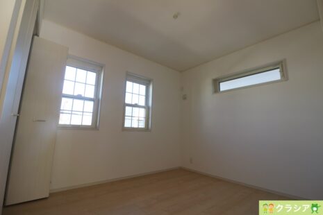 2階5.08帖の洋室です。自分好みの空間にコーディネートできるシンプルな室内です（2024年1月撮影）