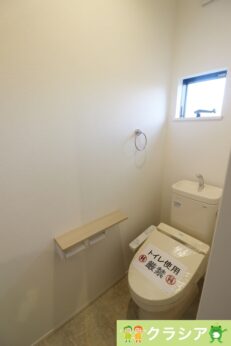 1階トイレです。自然換気ができる小窓から自然な光が射し込みます。（2021年1月撮影）