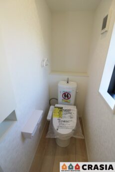 1階トイレです。壁には収納スペースがあり、トイレットペーパーや芳香剤などを置くのに便利ですね（2024年2月撮影）