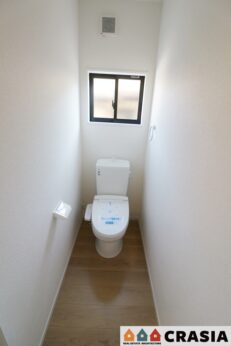 2階トイレです。自然換気ができる小窓から自然な光が射し込みます。（2024年2月撮影）