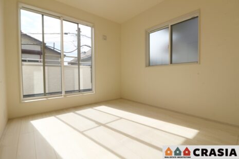 南側5.25帖の洋室です。窓からたっぷりと陽光が射し込み、気持ちのいい朝を迎えられますよ（2024年2月撮影）