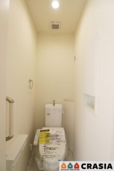 2階トイレです。快適な温水清浄便座付。いつも使うトイレだからこそ、こだわりたいポイントです（2024年2月撮影）