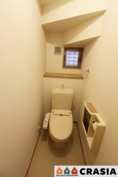 1階トイレです。自然換気ができる小窓から自然な光が射し込みます。（2024年1月撮影）