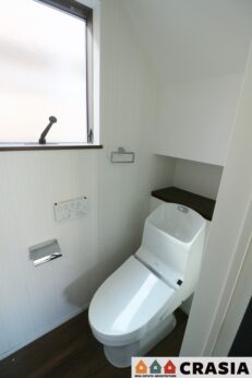 1階トイレです。快適な温水清浄便座付。いつも使うトイレだからこそ、こだわりたいポイントです（2024年3月撮影）