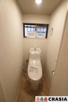 1階トイレです。快適な温水清浄便座付。いつも使うトイレだからこそ、こだわりたいポイントです（2023年4月撮影）