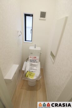 1階トイレです。壁には収納スペースがあり、トイレットペーパーや芳香剤などを置くのに便利ですね（2024年3月撮影）