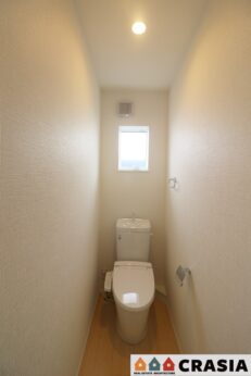 2階トイレです。快適な温水清浄便座付。いつも使うトイレだからこそ、こだわりたいポイントです（2024年3月撮影）