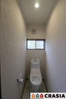 1階トイレです。自然換気ができる小窓から自然な光が射し込みます。（2023年9月撮影）