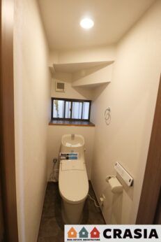 1階トイレです。快適な温水清浄便座付。いつも使うトイレだからこそ、こだわりたいポイントです（2023年1月撮影）