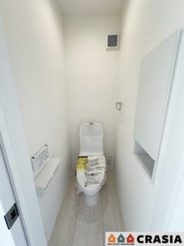 2階トイレです。快適な温水清浄便座付。いつも使うトイレだからこそ、こだわりたいポイントです（2024年4月撮影）