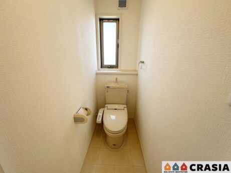2階トイレです。自然換気ができる小窓から自然な光が射し込みます。（2024年4月撮影）