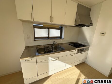 部屋の端に位置する壁付けキッチンは、オープンキッチンよりも部屋の中を広く見せる効果も持っています（2023年12月撮影）