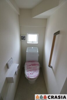 1階トイレです。壁には手すりが付いており、足腰が悪い方やご年配の方にも利用しやすく嬉しいですね（2024年4月撮影）