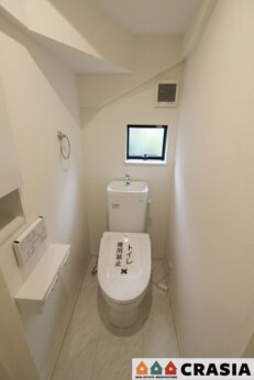 1階トイレです。壁には収納スペースがあり、トイレットペーパーや芳香剤などを置くのに便利ですね（2024年4月撮影）