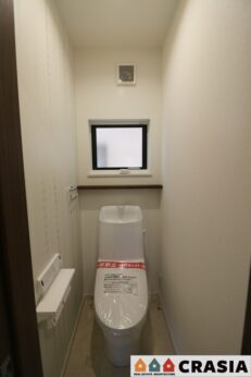 天井の高さがしっかりとれているので圧迫感のない1階トイレです（2024年4月撮影）