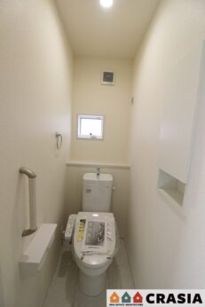 2階トイレです。壁には収納スペースがあり、トイレットペーパーや芳香剤などを置くのに便利ですね（2024年4月撮影）