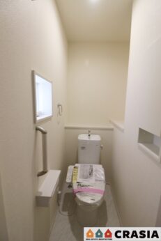 1階トイレです。快適な温水清浄便座付。いつも使うトイレだからこそ、こだわりたいポイントです（2024年4月撮影）