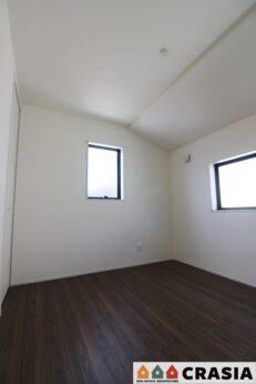 5.25帖の洋室です。プライベートなお部屋でゆっくりと過ごしたいですね。陽光がお部屋をリラックスできる空間にしてくれます（2024年4月撮影）