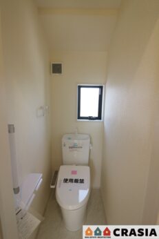 2階トイレです。壁には手すりが付いており、足腰が悪い方やご年配の方にも利用しやすく嬉しいですね（2024年4月撮影）