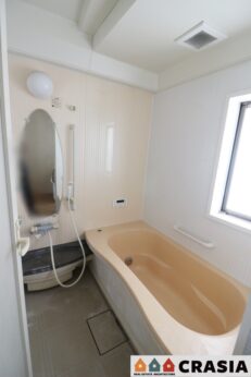 一日の疲れを癒すバスルーム。アロマオイルや半身浴が楽しめる快適な空間です（2024年4月撮影）
