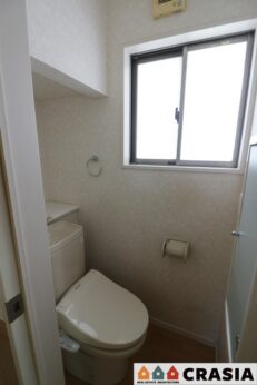 1階トイレです。快適な温水清浄便座付。いつも使うトイレだからこそ、こだわりたいポイントです（2024年4月撮影）