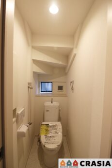 1階トイレです。壁には手すりが付いており、足腰が悪い方やご年配の方にも利用しやすく嬉しいですね（2024年6月撮影）