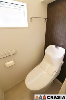 1階トイレです。自然換気ができる小窓から自然な光が射し込みます。（2024年7月撮影）